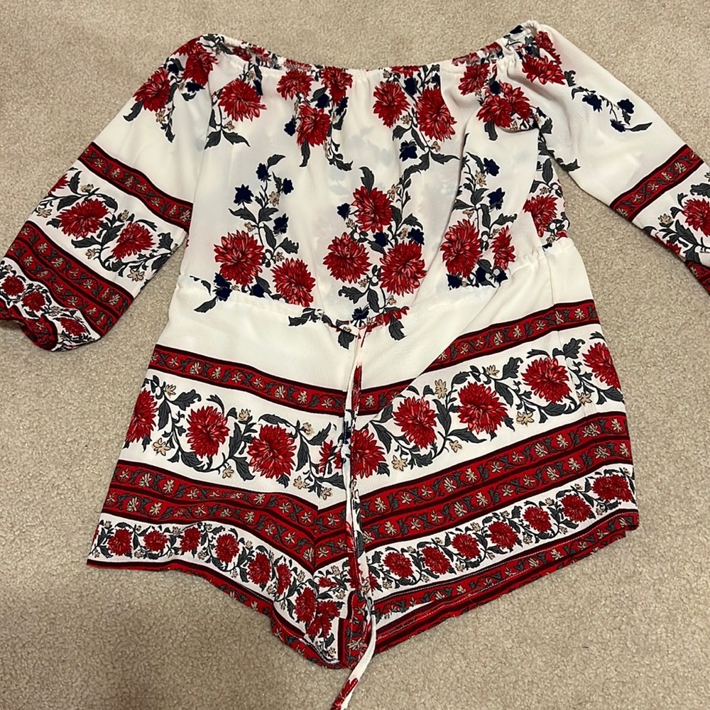 super cute floral romper!